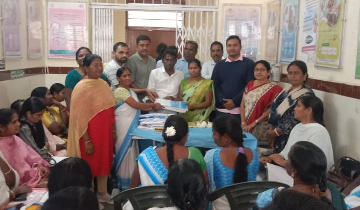 Pothangal | పోతంగల్‌లో ఆశా కార్యకర్తలకు యూనిఫామ్స్‌ అందజేత