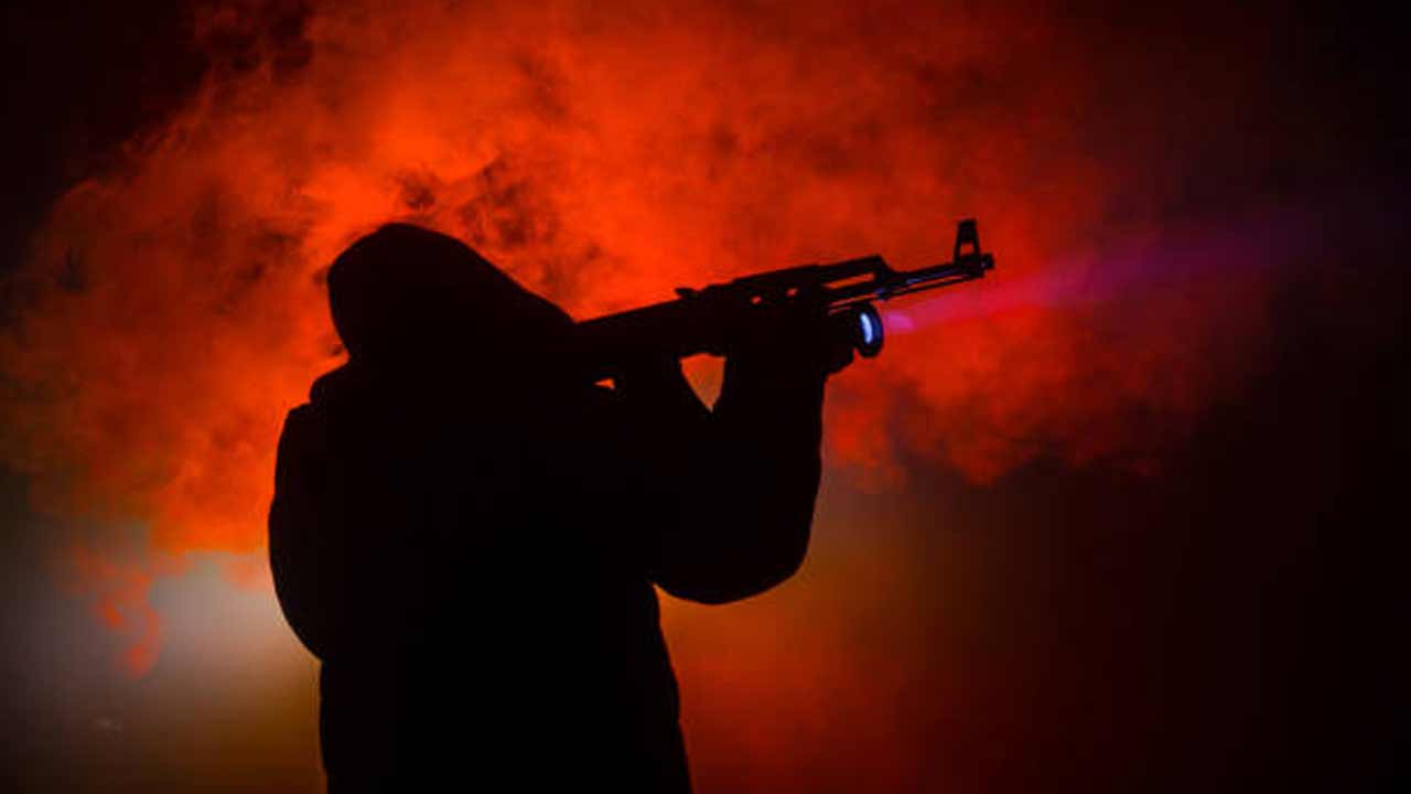 Hyderabad | మాజీ ఐపీఎస్‌ వీకే సింగ్‌ ఇంటిపై దాడికి యత్నం