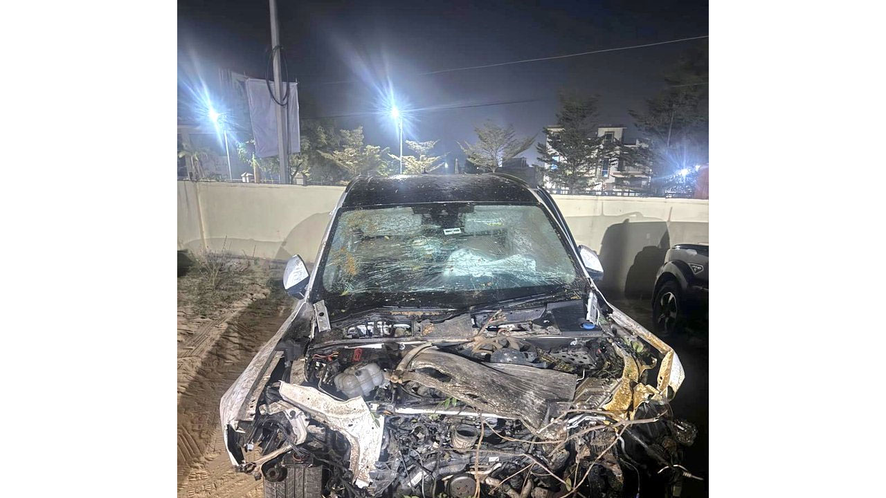 Audi Crashes: డివైడ‌ర్‌ను ఢీకొట్టి ఫుడ్‌స్టాళ్ల‌పైకి దూసుకెళ్లిన ఆడీ కారు.. ఒక‌రు మృతి, 16 మందికి గాయాలు