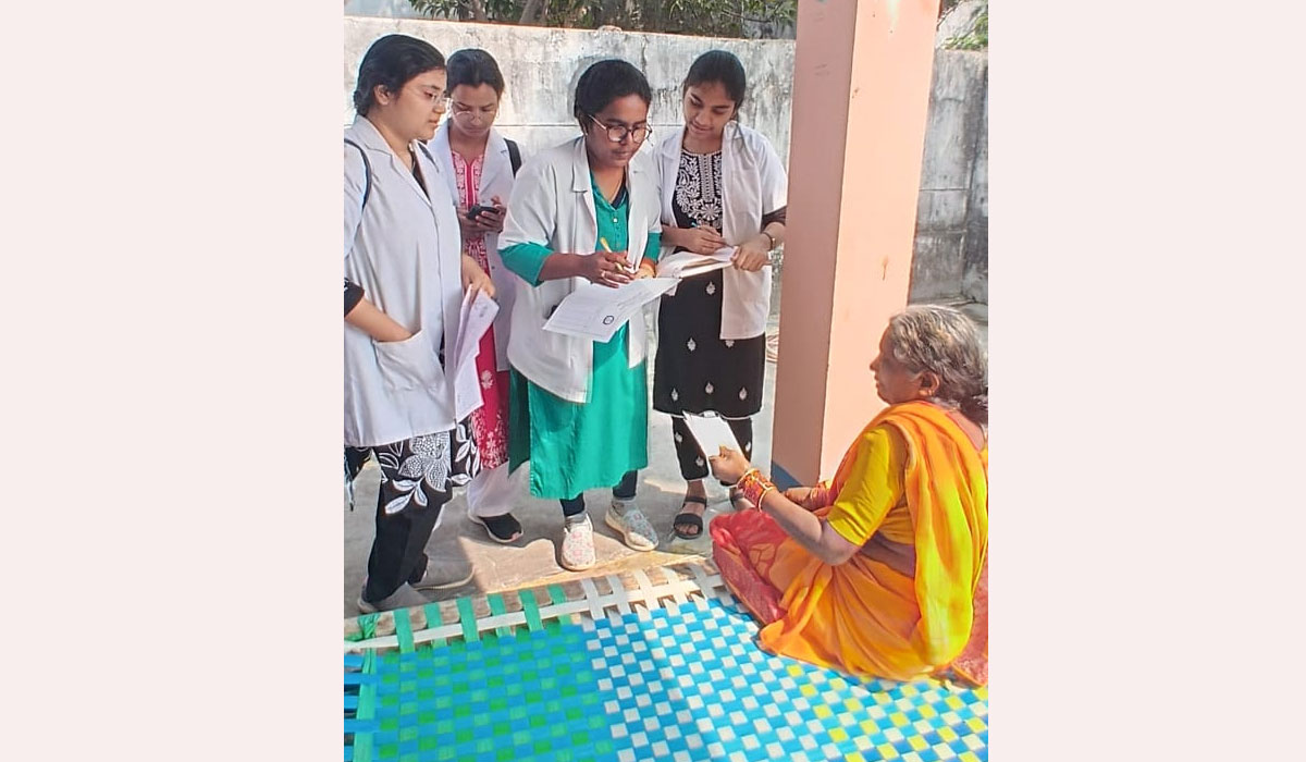 Family Adoption Survey | కమాన్ పూర్ లో మెడికల్ విద్యార్థుల కుటుంబ దత్తత సర్వే..!