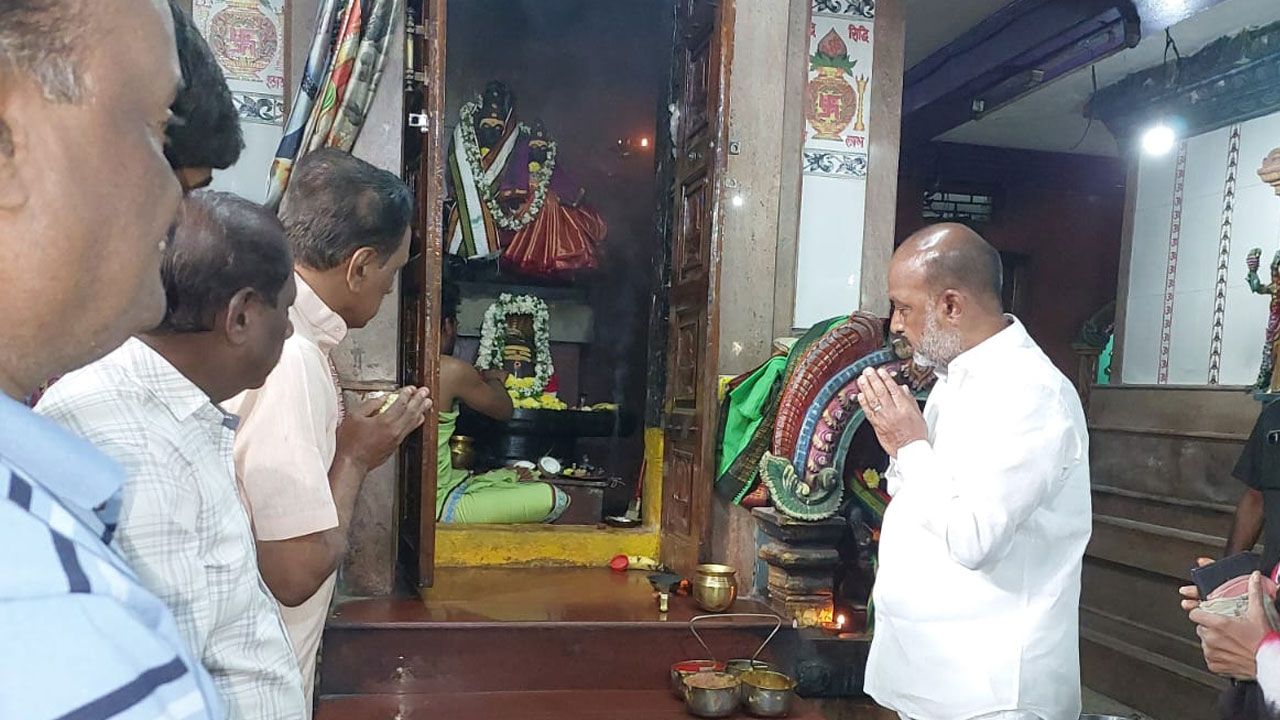 Union Minister Bandi Sanjay: పంజాగుట్ట ఆల‌యాన్ని ద‌ర్శించుకున్న కేంద్ర మంత్రి బండి సంజ‌య్‌