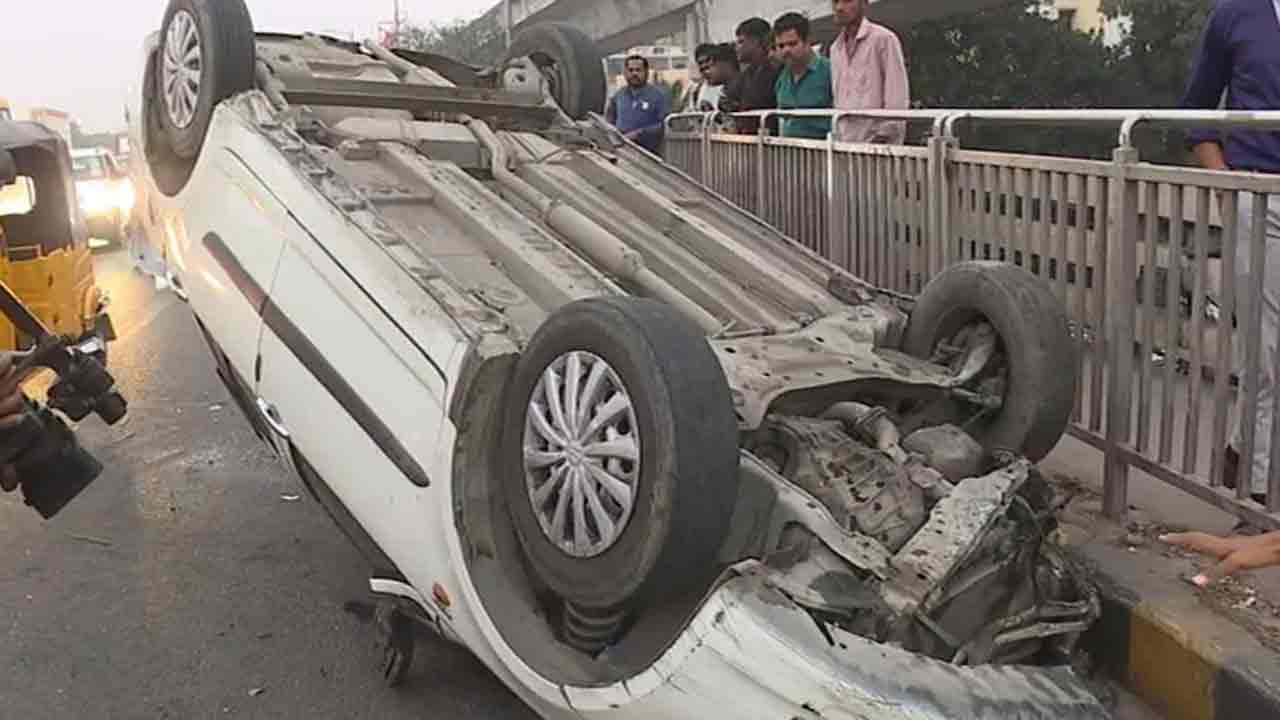 Hyderabad | బేగంపేట ఫ్లైఓవర్‌పై కారు బోల్తా