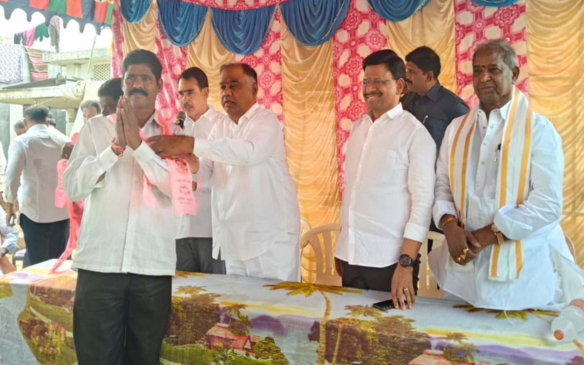 Khammam Rural : గులాబీ గూటికి చేరిన కాంగ్రెస్ నేత బొల్లం నాగయ్య