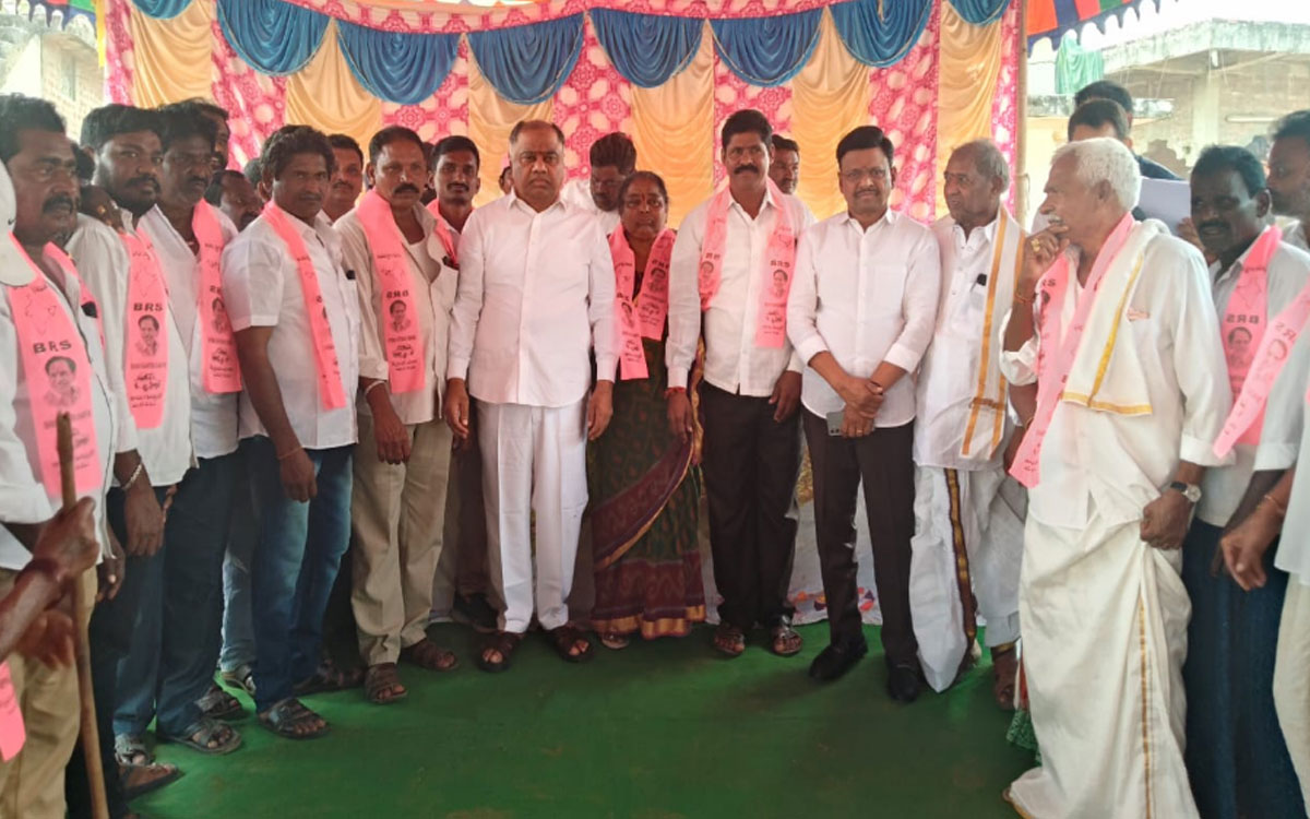 Khammam Rural : గులాబీ గూటికి చేరిన కాంగ్రెస్ నేత బొల్లం నాగయ్య