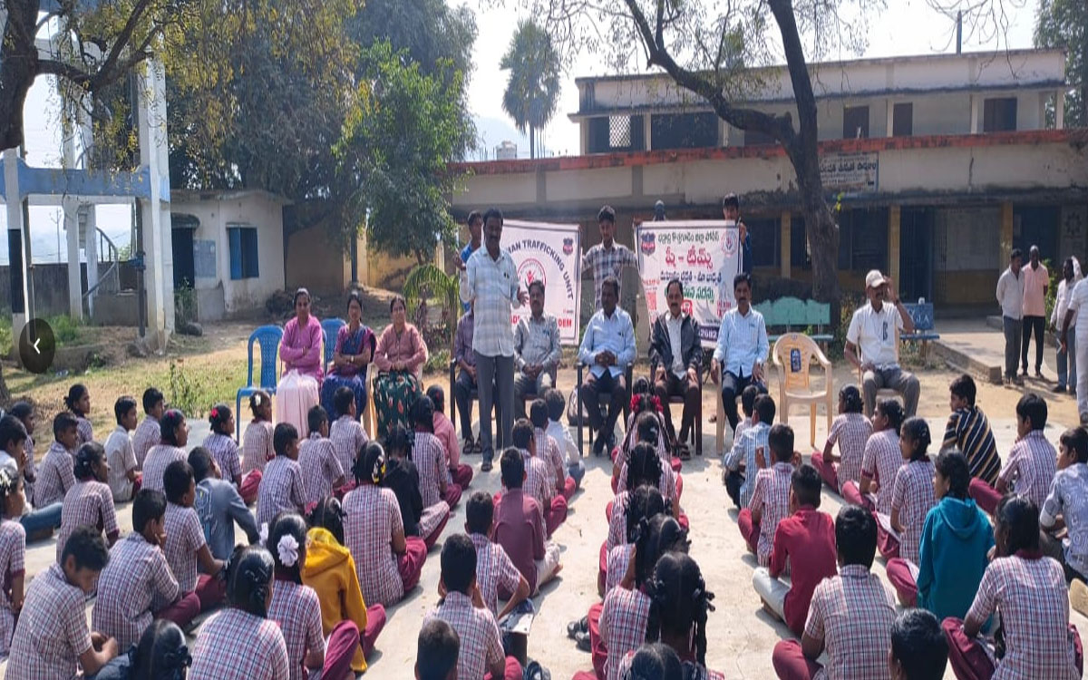 Tekulapalli : షీ టీమ్స్‌పై విద్యార్థులకు అవగాహన