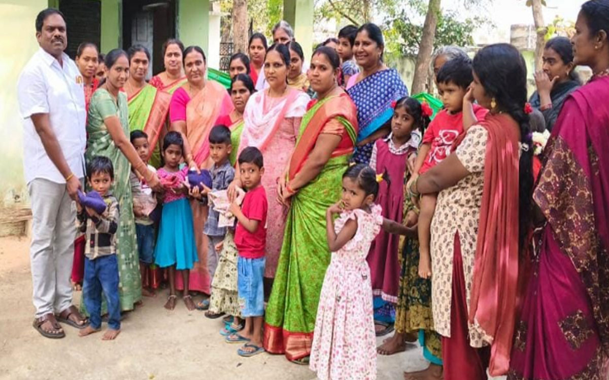 Bonakal : అంగన్‌వాడీ పిల్లలకు యూనిఫాం పంపిణీ