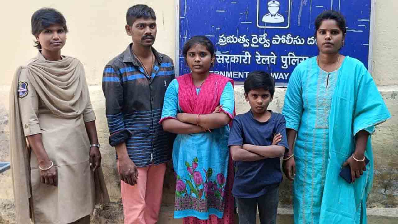 Khila Warangal | ఆపరేషన్ స్మైల్.. తప్పిపోయిన బాలుడి అప్పగింత