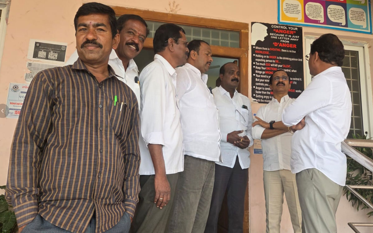 Bibinagar : ‘సర్పంచ్ కుటుంబంపై దాడి చేసిన వారిని వెంటనే అరెస్ట్ చేయాలి’