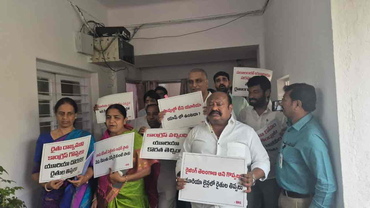 BRS MLAs | యూరియా కొరతపై బీఆర్ఎస్ ఎమ్మెల్యేల ఆందోళన.. శాసనసభలో ప్లకార్డుల ప్రదర్శన