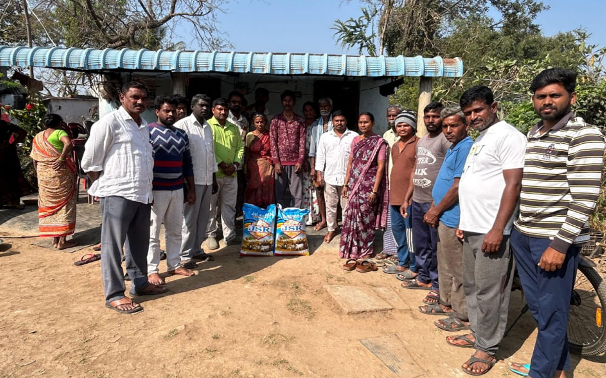 Tekulapalli : ప‌లు కుటుంబాలకు బీఆర్ఎస్ ఆధ్వర్యంలో బియ్యం అందజేత