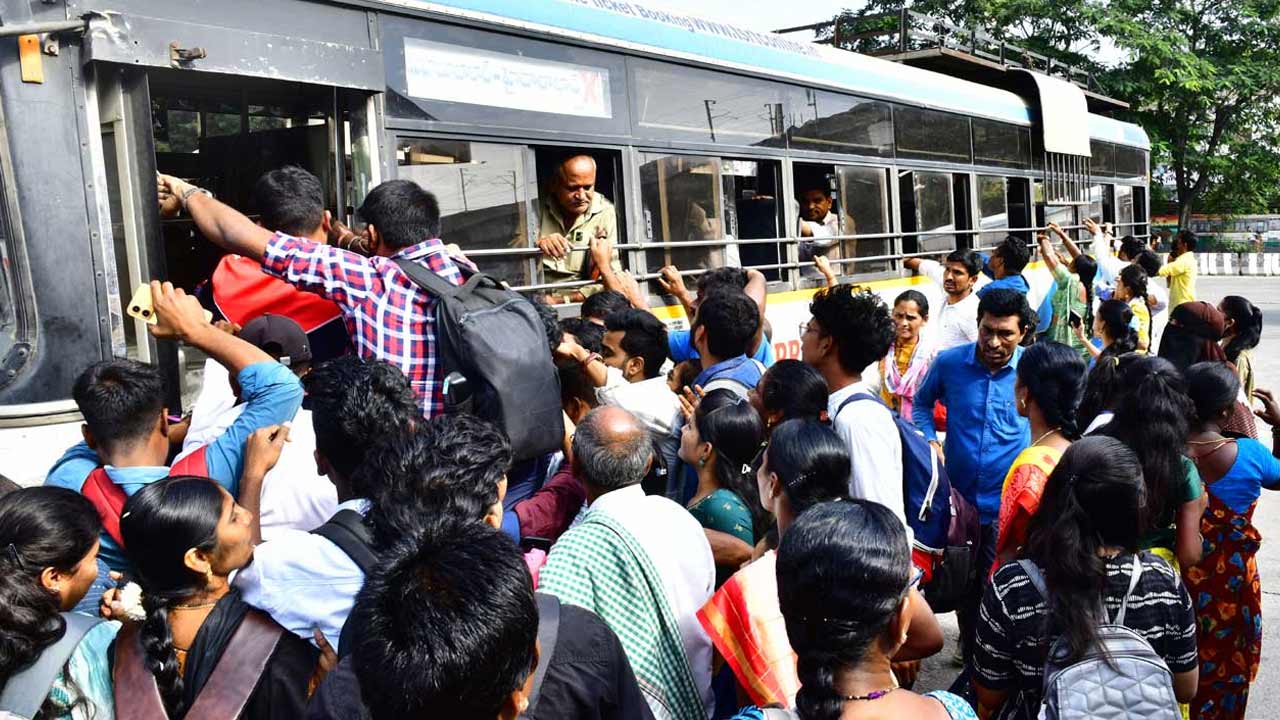 Sankranti effect | గంటల తరబడి ఎదురుచూపులు.. అయినా దొరకని బస్సులు, ఇబ్బంది పడుతున్న ప్రయాణికులు