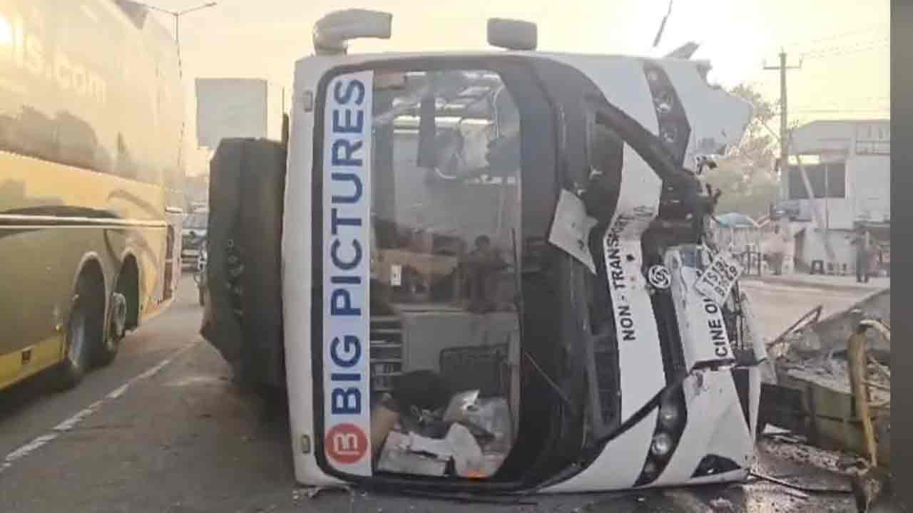 Hyderabad | పెద్ద అంబర్‌పేటలో సినిమా బస్సు బోల్తా.. తప్పిన పెను ప్రమాదం