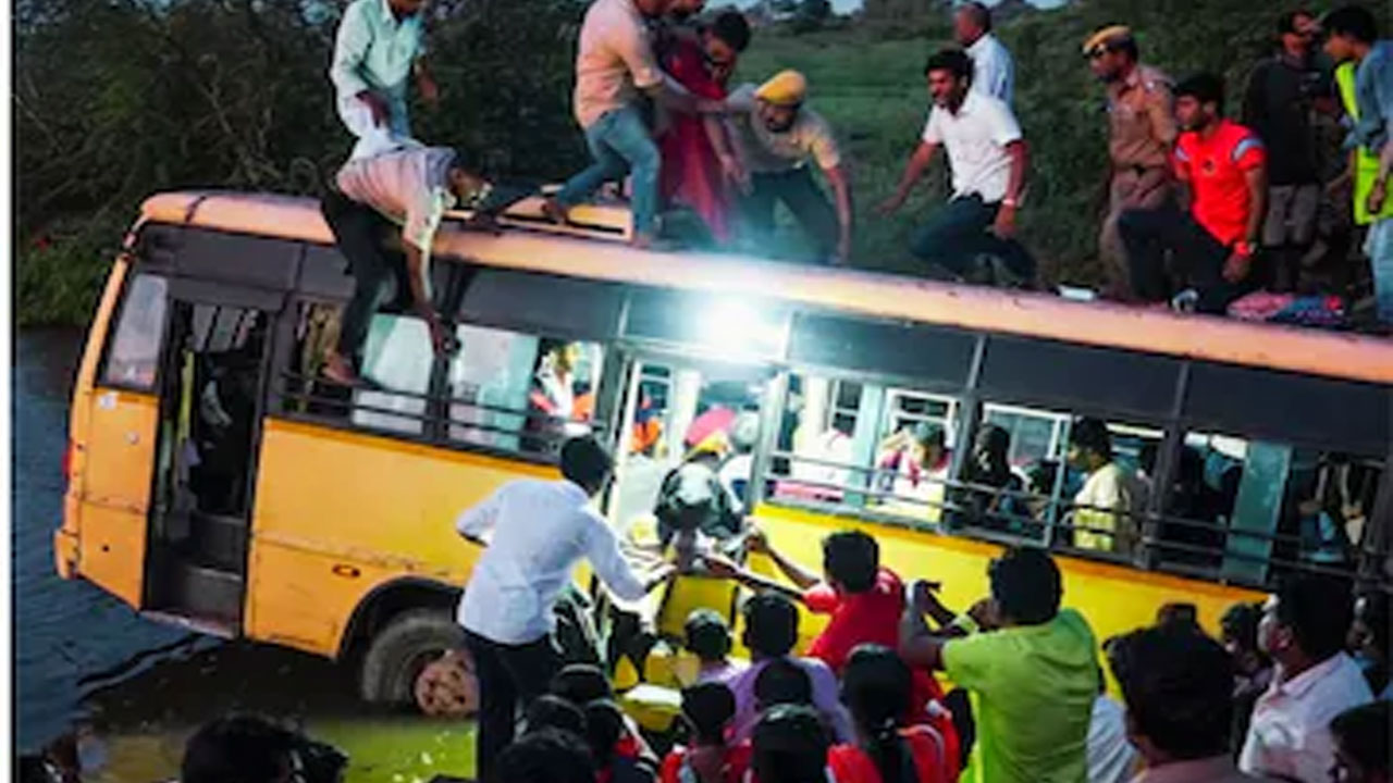 Bus Accident | ఖమ్మం జిల్లాలో కాలువలోకి దూసుకెళ్లిన స్కూల్ బస్సు, 40 మందికి పైగా విద్యార్థులకు గాయాలు