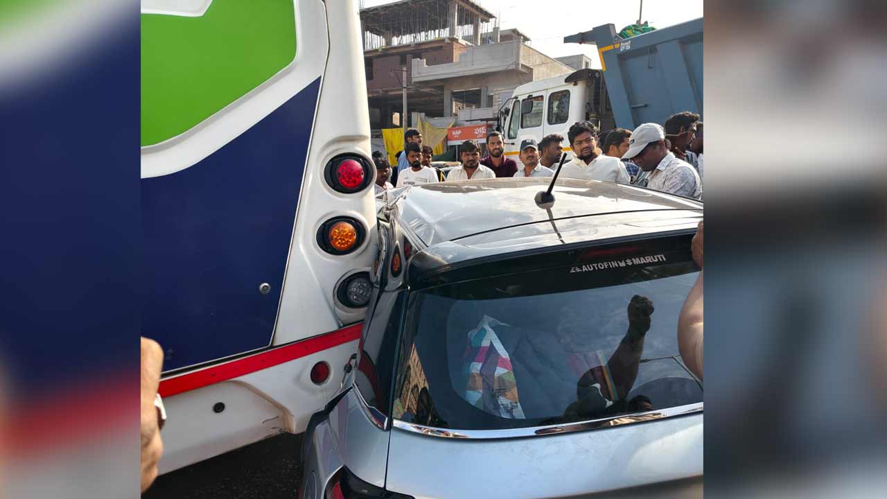 Mulugu | ములుగు జిల్లాలో కారును ఢీ కొట్టిన లారీ.. మేడారం రూట్లో భారీగా ట్రాఫిక్‌ జామ్‌