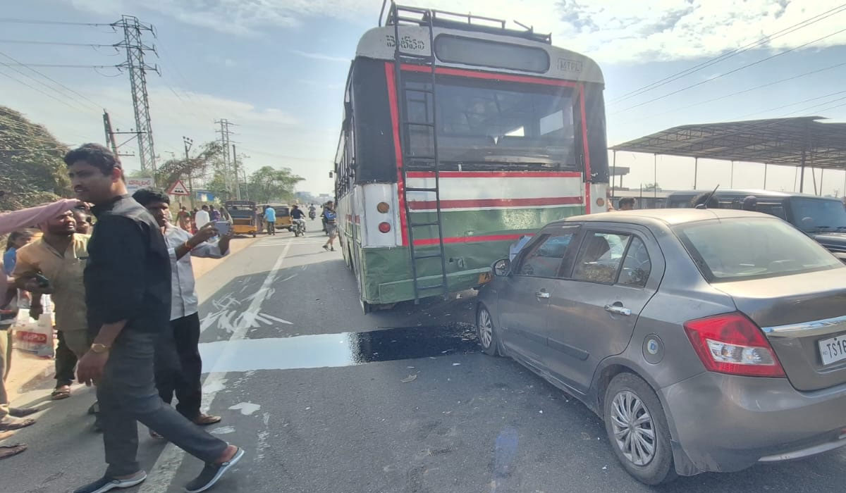 Road Accident | కోరుట్లలో జాతీయ రహదారిపై రోడ్డు ప్రమాదం.. తృటిలో తప్పిన ముప్పు