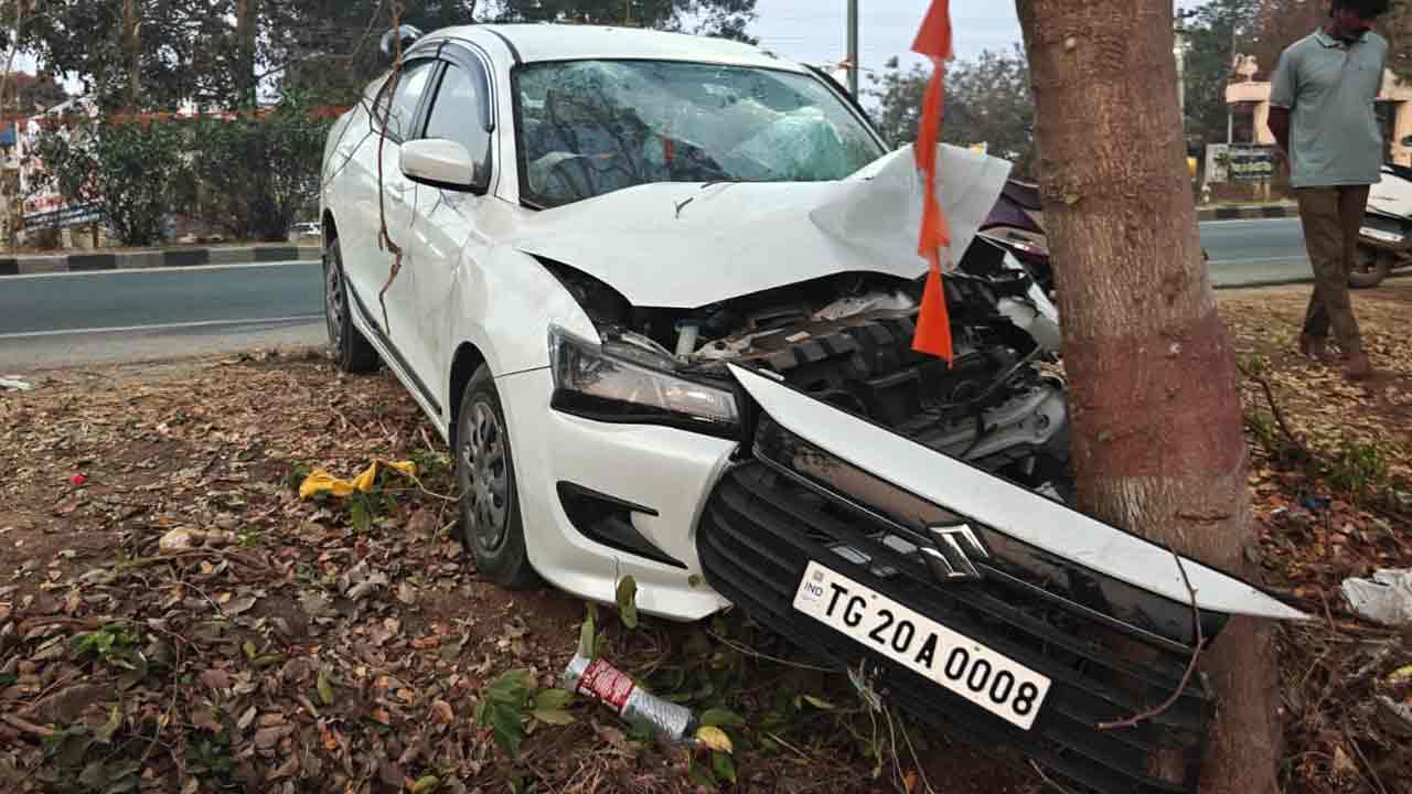 Karimnagar | 50 మీటర్లు వెళ్తే గమ్యస్థానం.. ఇంతలోనే కారు ప్రమాదం.. యాక్సిడెంట్‌తో కుటుంబం ఛిన్నాభిన్నం