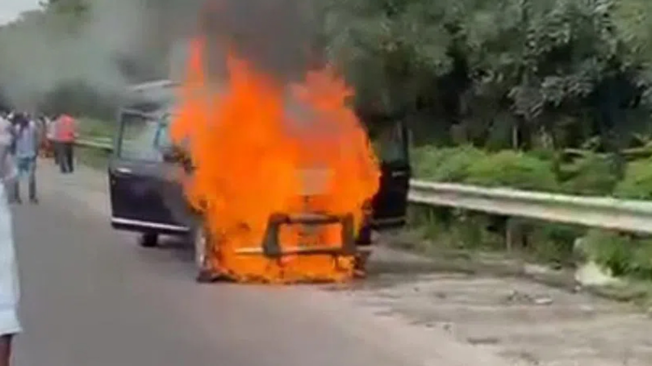 Hyderabad | అబ్దుల్లాపూర్ మెట్‌ కారులో మంటలు..  భయంతో పరుగులు తీసిన జనం