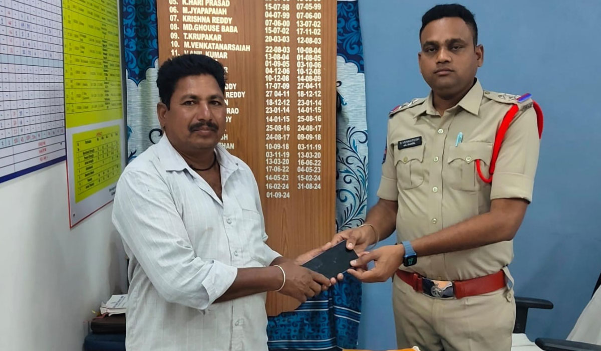 CEIR | కాల్వశ్రీరాంపూర్‌లో పోగొట్టుకున్న సెల్ ఫోన్ అప్పగింత