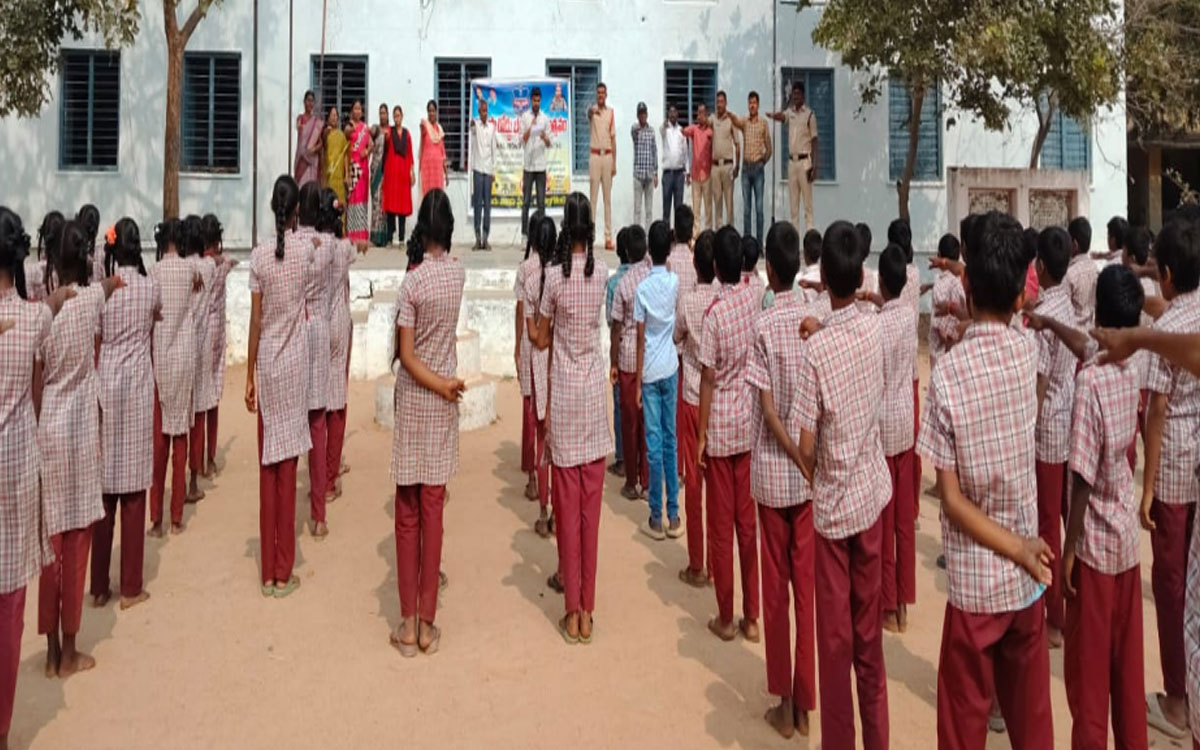 Chandur : 'వాహ‌న‌దారులు రోడ్డు భ‌ద్ర‌తా నియ‌మాలు త‌ప్ప‌క‌ పాటించాలి'