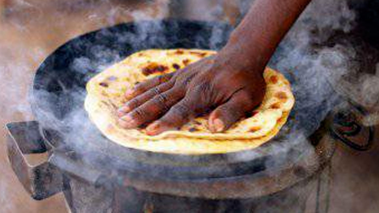 Cook Arrested: చ‌పాతీల‌పై ఉమ్మిన వీడియో వైర‌ల్‌.. కుక్‌ను అరెస్టు చేసిన పోలీసులు