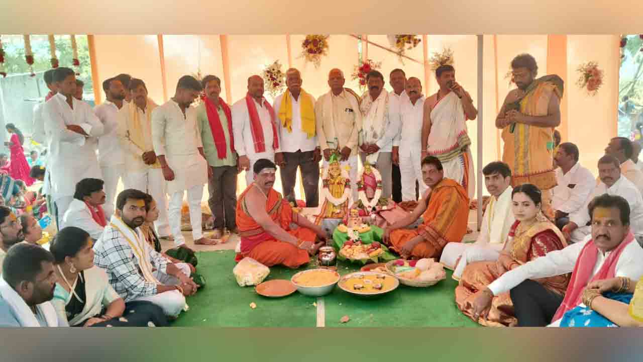 Brahmostavalu | వైభవంగా మల్లికార్జున స్వామి బ్రహ్మోత్సవాలు.. పోతురాజుల విన్యాసాల మధ్య బోనాల ఊరేగింపు..!