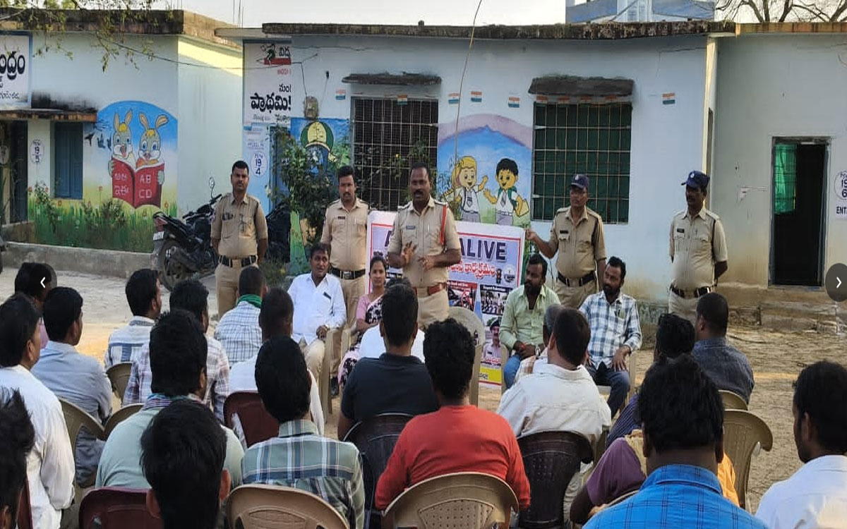 Tekulapalli : టేకులపల్లిలో రోడ్డు భద్రతపై సీఐ స‌త్య‌నారాయ‌ణ‌ అవగాహన