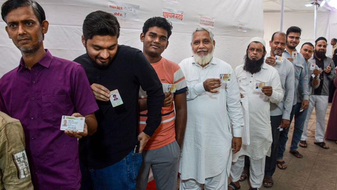 Maharashtra civic polls: ముంబైలో బీజేపీ.. థానేలో శివ‌సేన ముందంజ‌