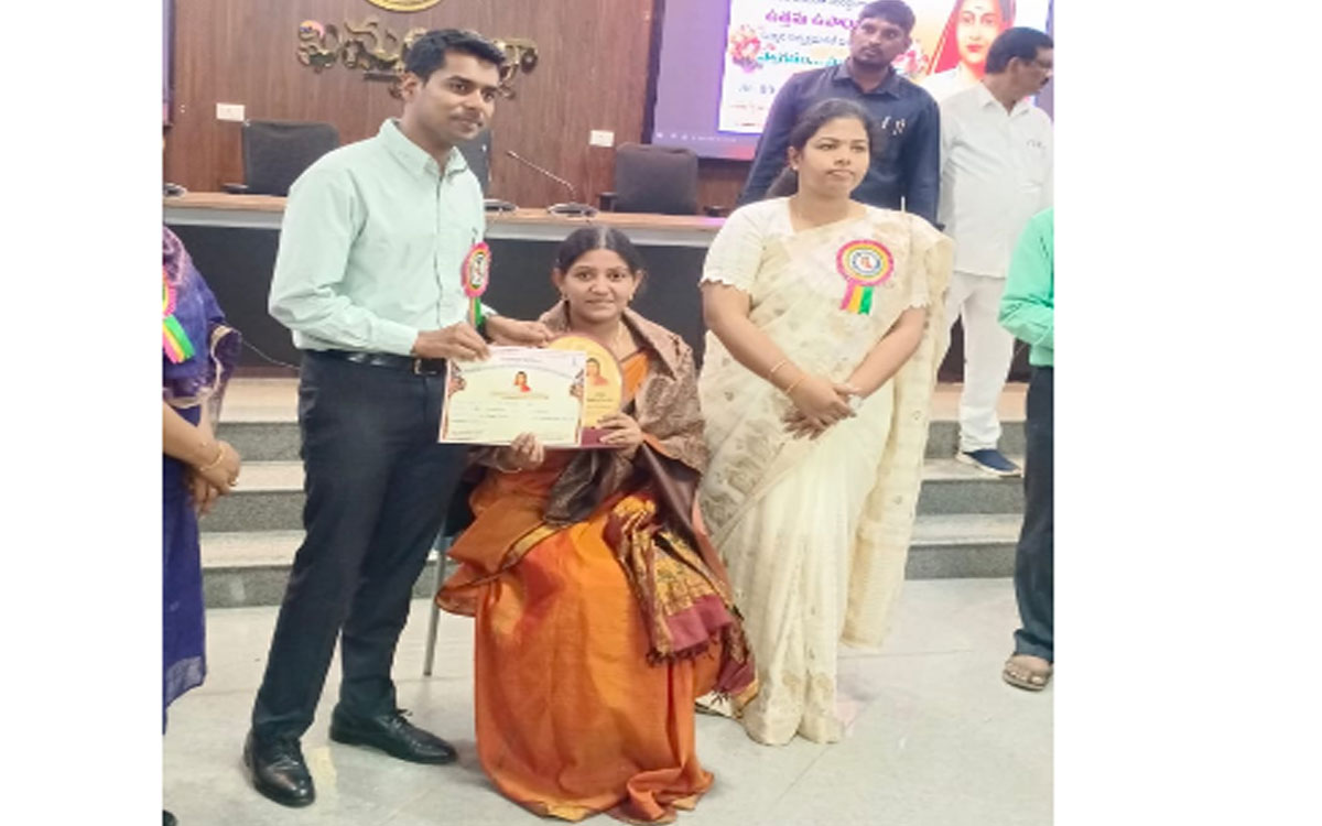 Karepally : కేజీబీవీ ఉపాధ్యాయురాలు స్వాతికి కలెక్టర్ అనుదీప్ స‌న్మానం