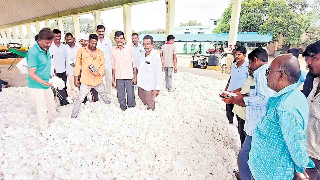 రైతులకు దక్కని ఇన్సెంటివ్‌.. పట్టించుకోని అధికారులు