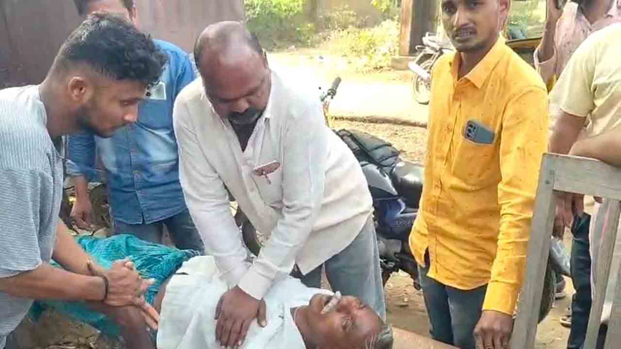 CPR | గుండెపోటుతో కుప్పకూలిన వ్యక్తి.. సీపీఆర్ చేసిన స్థానికులు..!