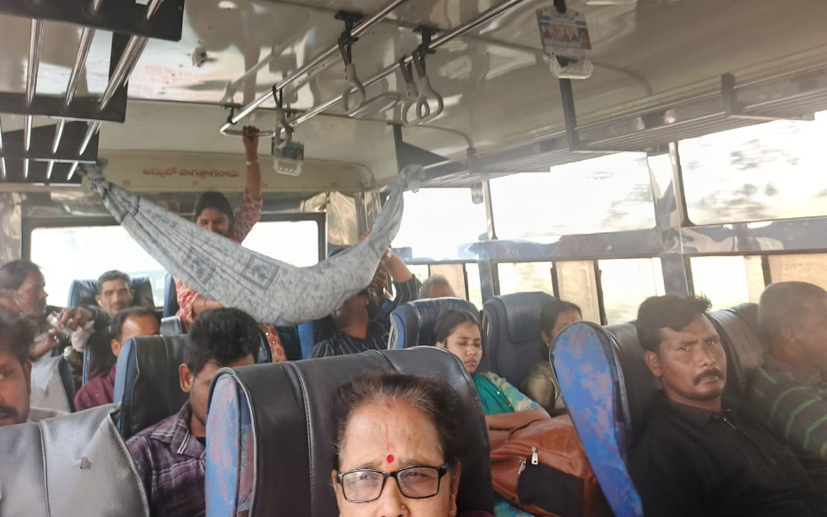 Bhadradri Kothagudem : చంటిబిడ్డ కోసం తల్లి తపన.. బ‌స్సులోనే ఊయ‌ల ఏర్పాటు