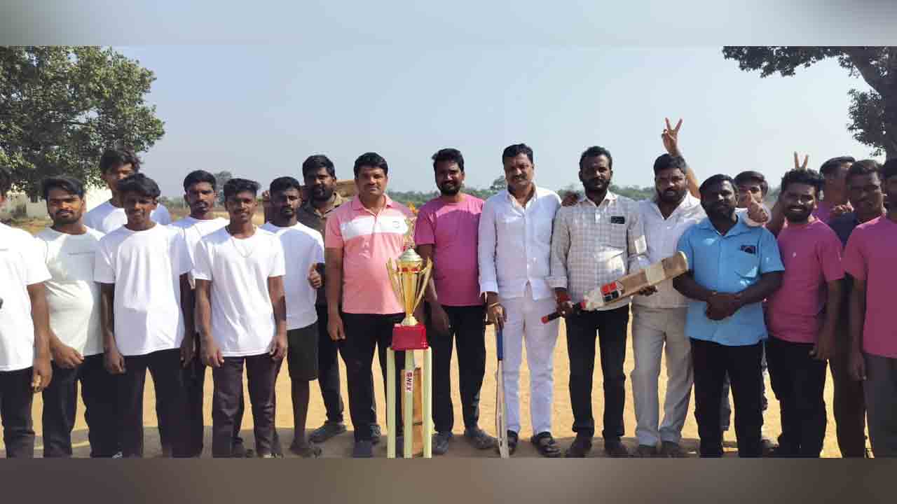 Medak Rural | బాలానగర్‌లో ప్రీమియర్ లీగ్ 1 క్రికెట్ టోర్నమెంట్.. విజేతలకు బహుమతులు అందించిన మాజీ ఎంపీటీసీ..!