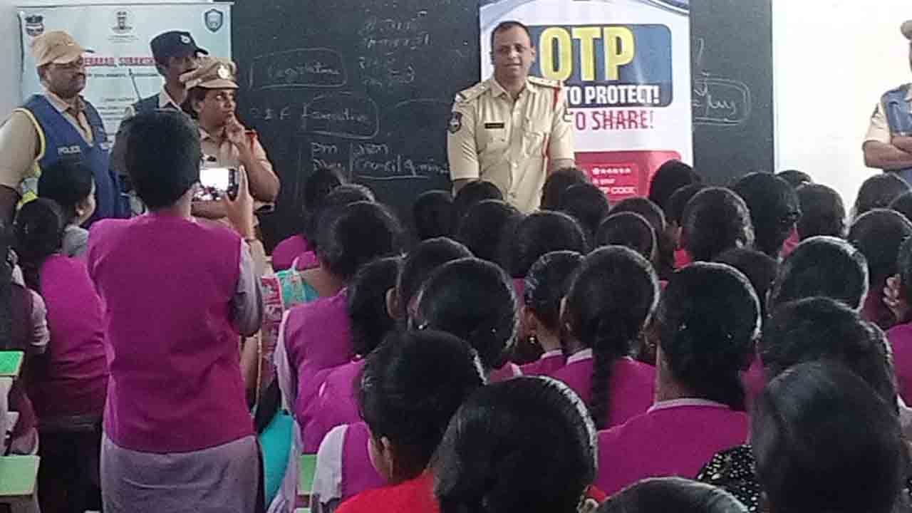 cyber criminals | సైబర్‌ నేరగాళ్ల పట్ల అప్రమత్తంగా ఉండాలి : ఇన్‌స్పెక్టర్‌ ఎస్‌.రాజశేఖర్‌