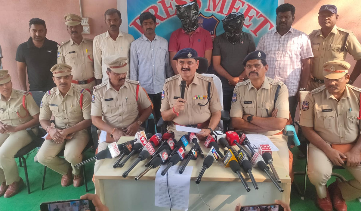 Ramagiri | రామగిరిలో చైన్ స్నాచింగ్ ముఠా అరెస్ట్.. నిందితుల నుంచి బంగారు చైన్లు, బైక్ స్వాధీనం చేసుకున్నపోలీసులు