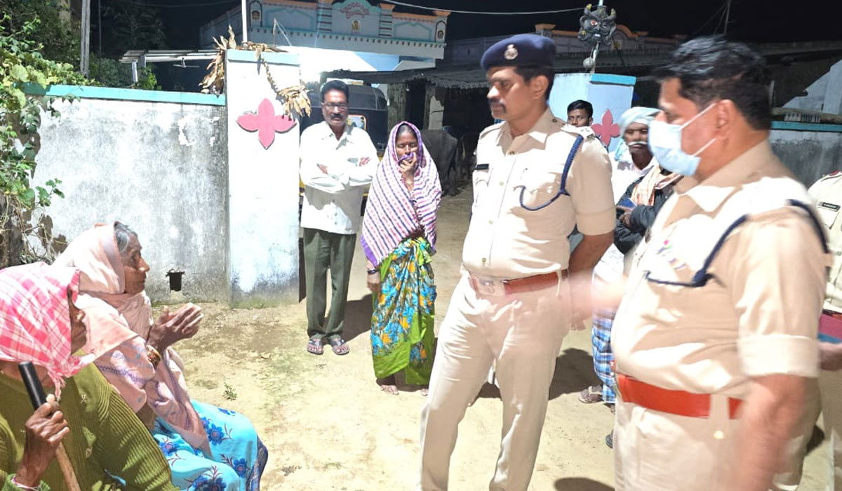 Begumpet | బేగంపేటలో వృద్ధురాలి మెడలో చైన్ చోరీకి యత్నం.. ప్రతిఘటించడంతో తప్పించుకున్నదుండగులు