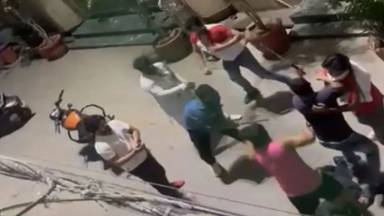 Delhi| ఢిల్లీలో దారుణం.. కుటుంబంపై దాడి.. మహిళతో అసభ్యంగా..