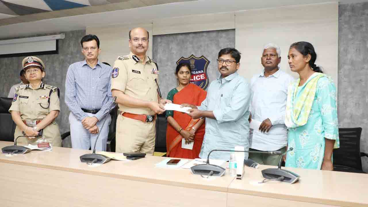 Telangana Police | లొంగిపోయిన మావోయిస్టులకు రివార్డులు.. పునరావాసం కల్పిస్తున్న తెలంగాణ పోలీస్‌ శాఖ..!
