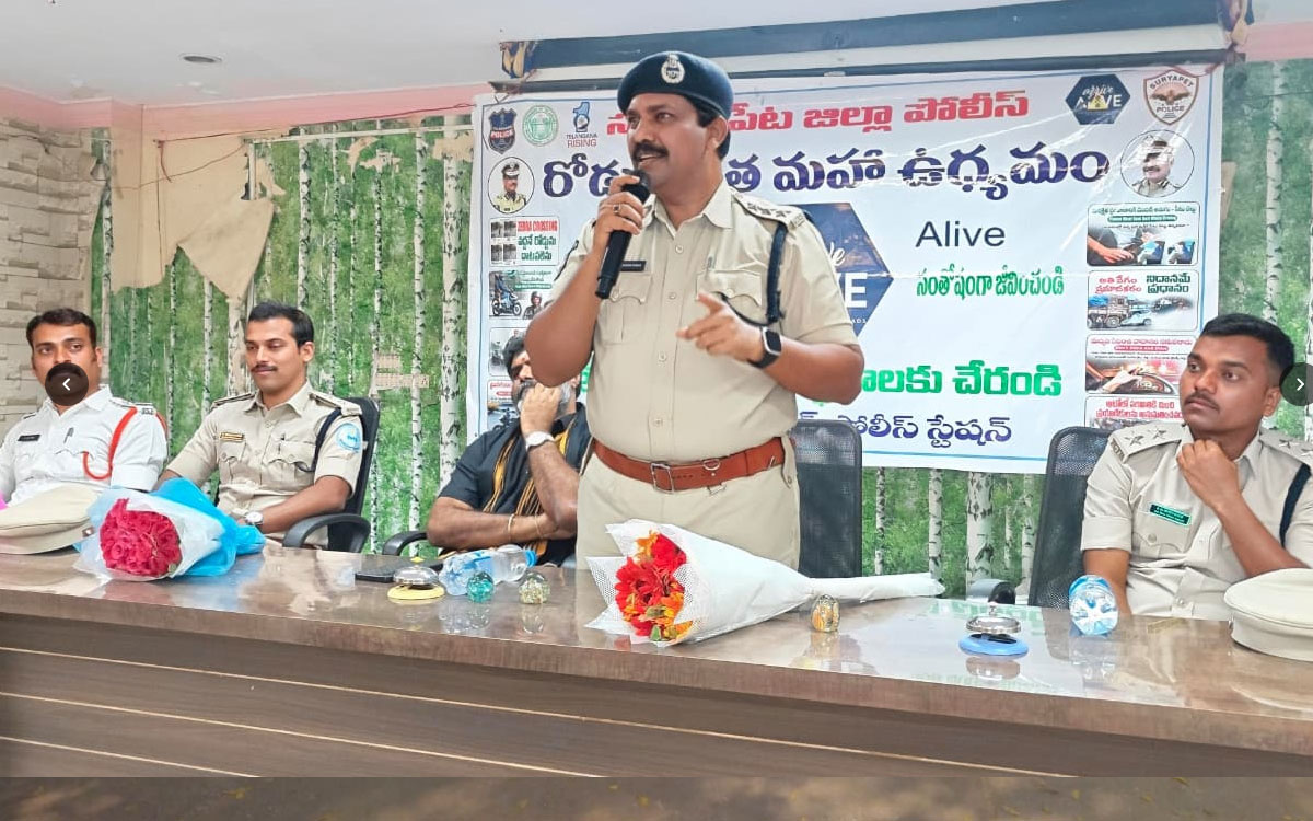 Suryapet Town : రోడ్డు భద్రత పట్ల ఉద్యోగులు పౌరులను ప్రభావితం చేయాలి : డీఎస్పీ వి.ప్రసన్నకుమార్
