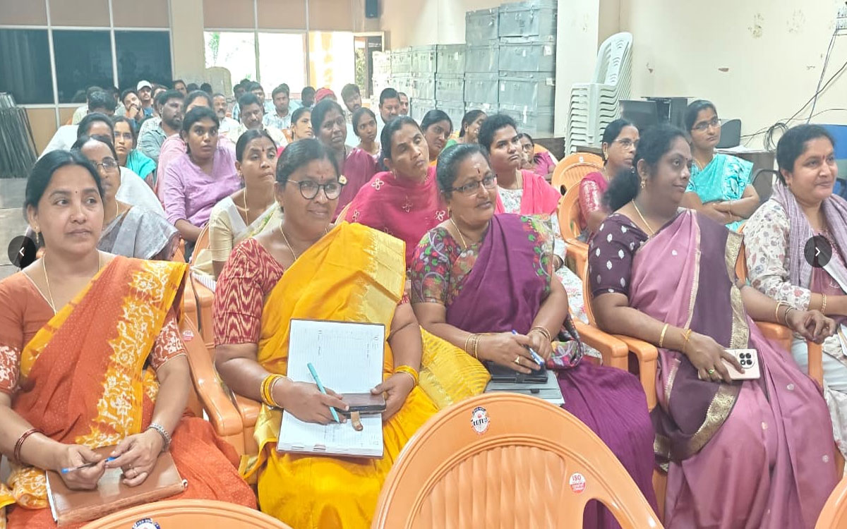 Suryapet Town : రోడ్డు భద్రత పట్ల ఉద్యోగులు పౌరులను ప్రభావితం చేయాలి : డీఎస్పీ వి.ప్రసన్నకుమార్