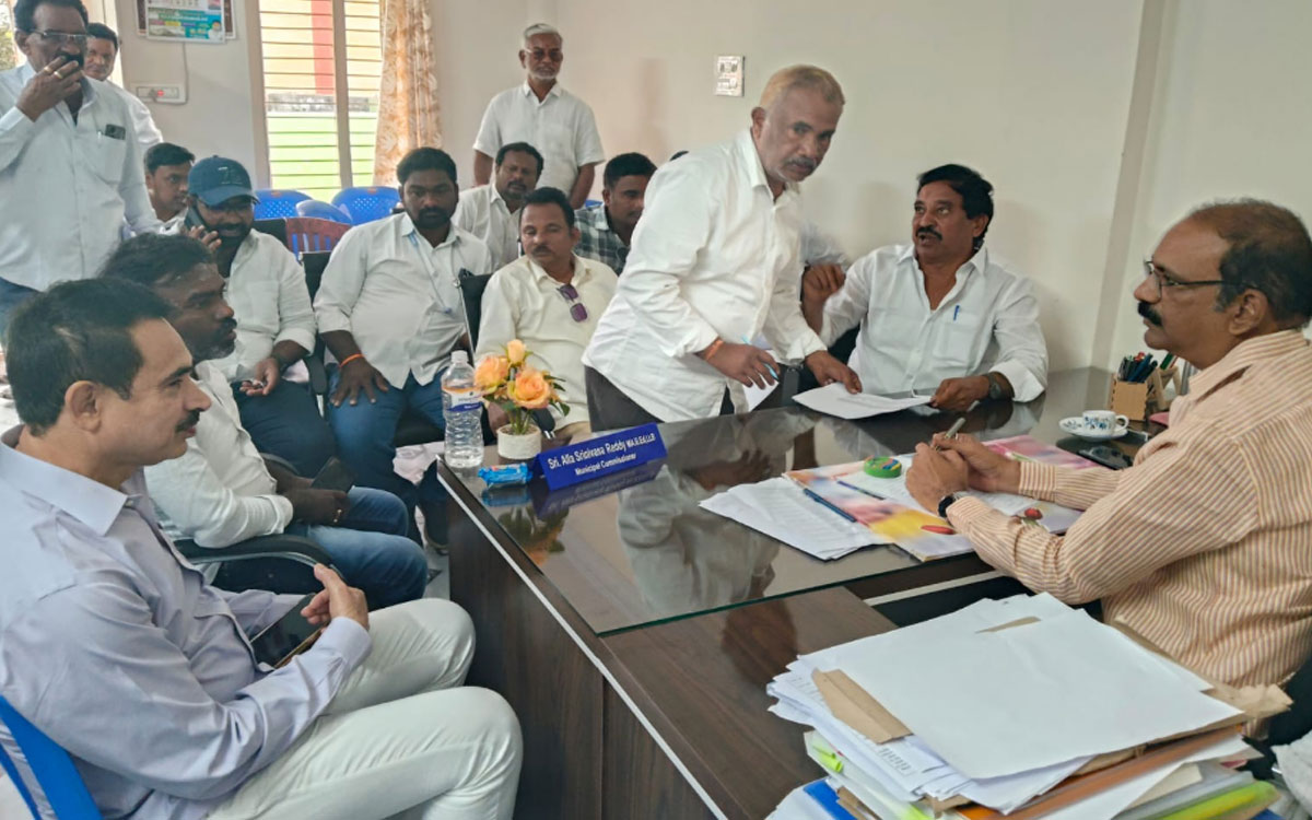 Khammam Rural : ఓట‌రు జాబితాపై అభ్యంత‌రాల‌ను 7వ తేదీ లోపు తెలుపాలి : ఈఎంసీ కమిషనర్ ఆళ్ల‌ శ్రీనివాస్ రెడ్డి