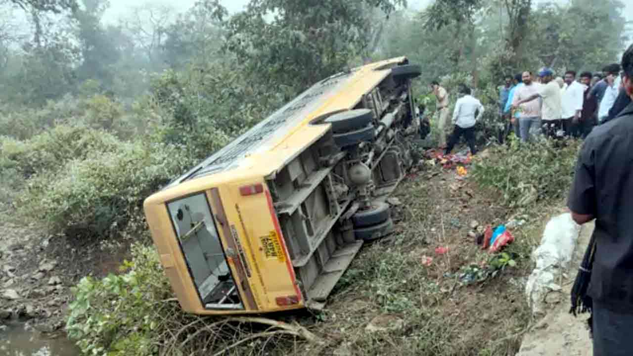 College Bus | కొత్తగూడెం జిల్లాలో ఇంజినీరింగ్ కాలేజీ బస్సు బోల్తా.. పలువురు విద్యార్థులకు గాయాలు