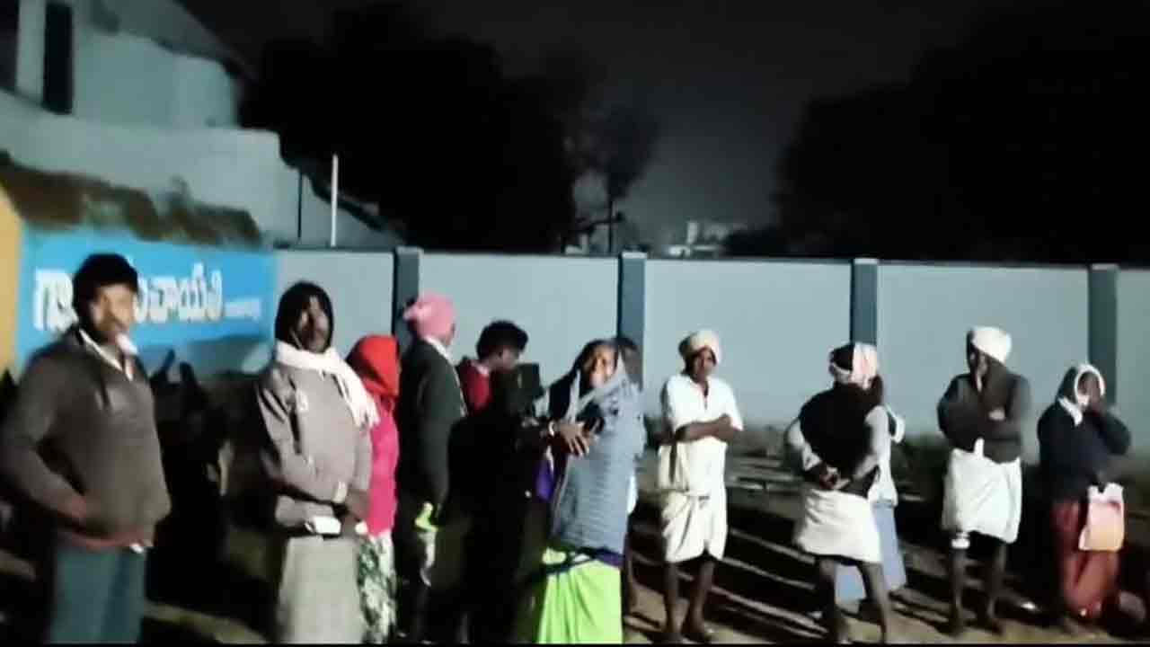 Urea | యూరియా కోసం రైతుల నరకయాతన.. రాత్రంతా చలిలో నిరీక్షణ