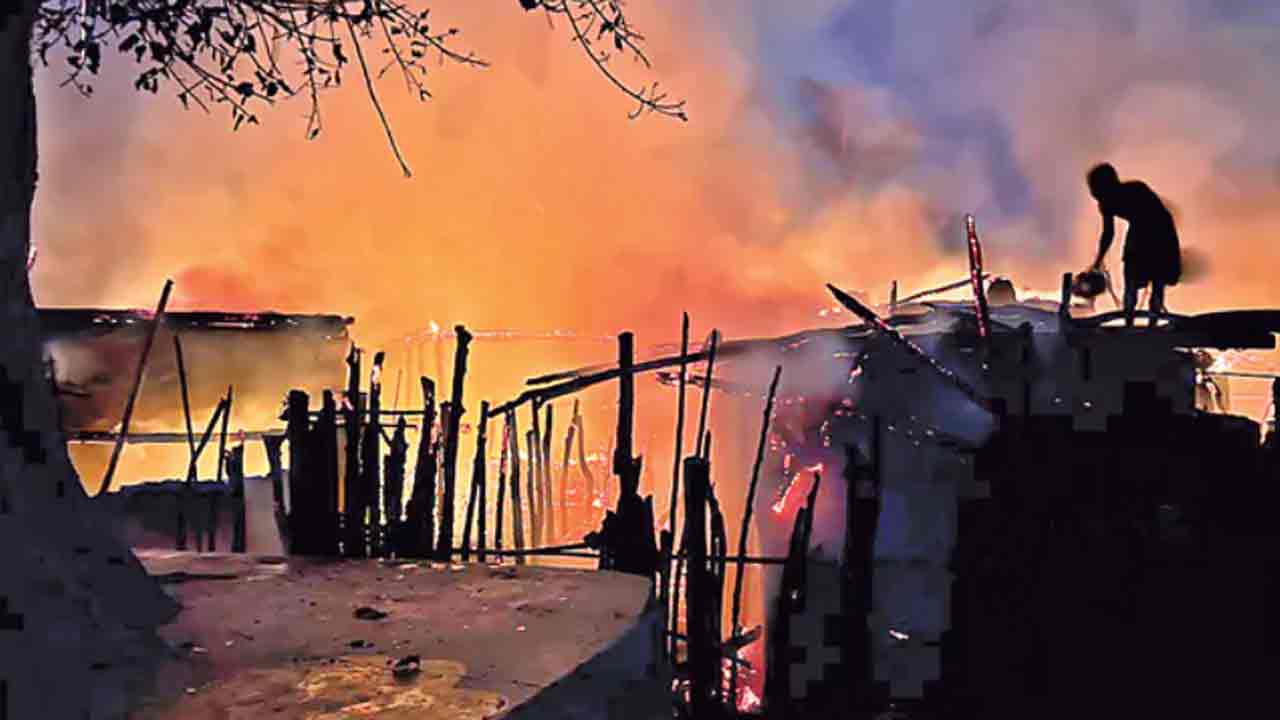 Kakinada | సంక్రాంతి వేళ విషాదం.. కాకినాడ జిల్లాలో ఊర ఊరంతా కాలి బూడిదైంది!