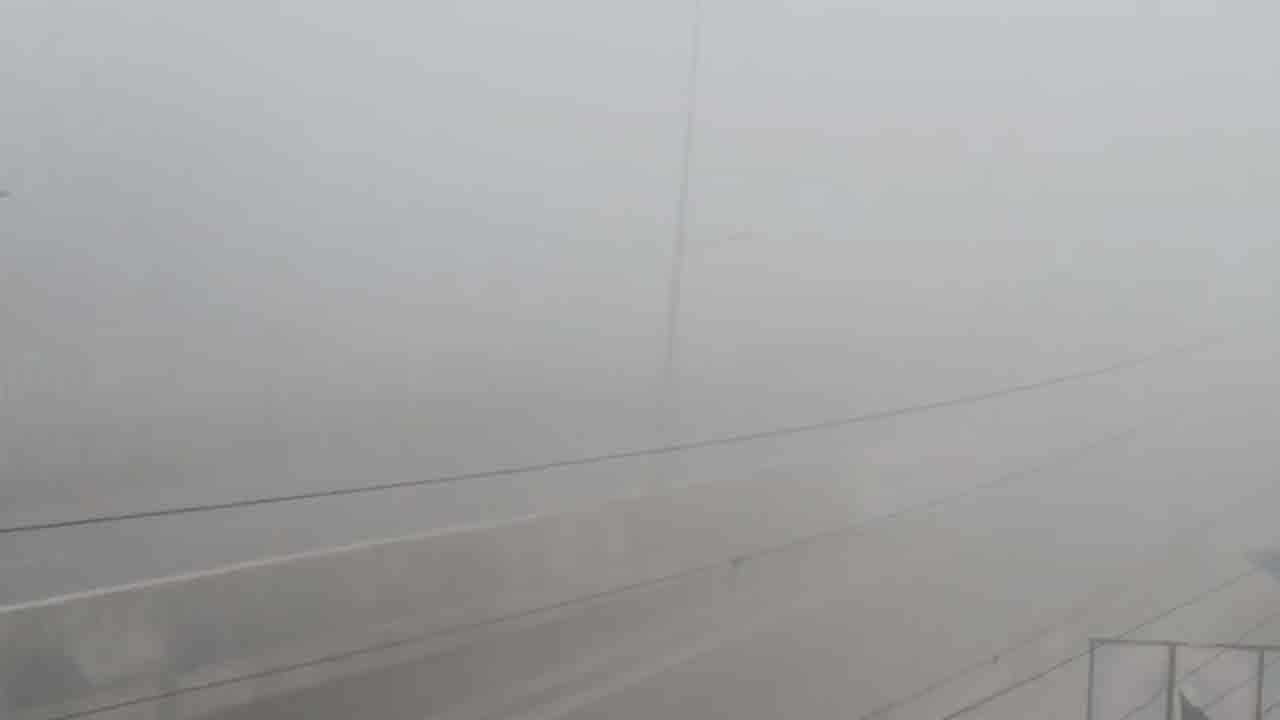 Hyderabad Fog | హైదరాబాద్‌ శివార్లను కమ్మేసిన పొగమంచు.. బెంగళూరు హైవేపై 10 కి.మీ. మేర నిలిచిన వాహనాలు