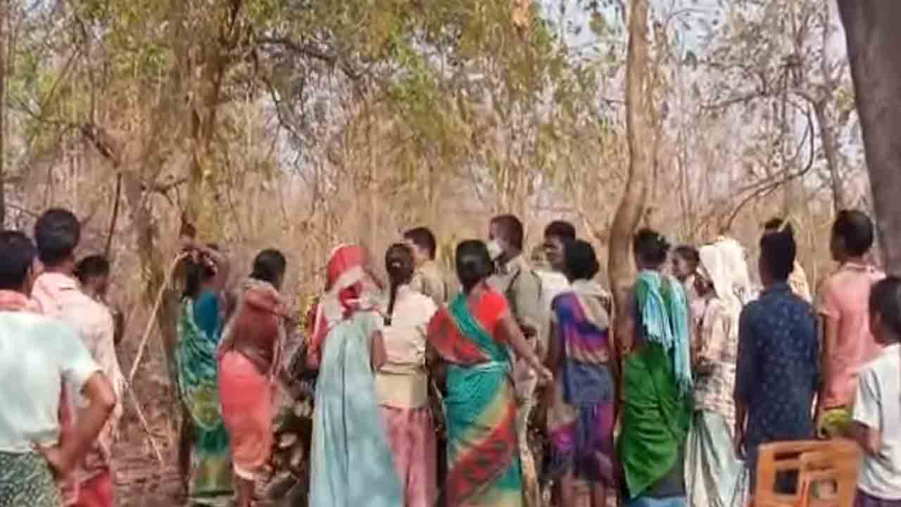ఆదివాసీలపై అటవీ అధికారుల దౌర్జన్యం