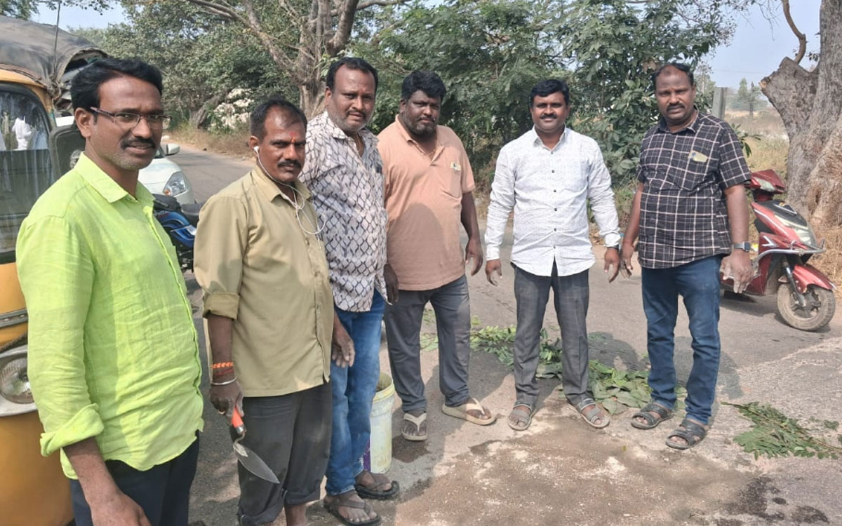 Bibinagar : రోడ్డుపై గుంతలు పూడ్చిన ఫ్రెండ్స్​‍ యూత్‌ సభ్యులు