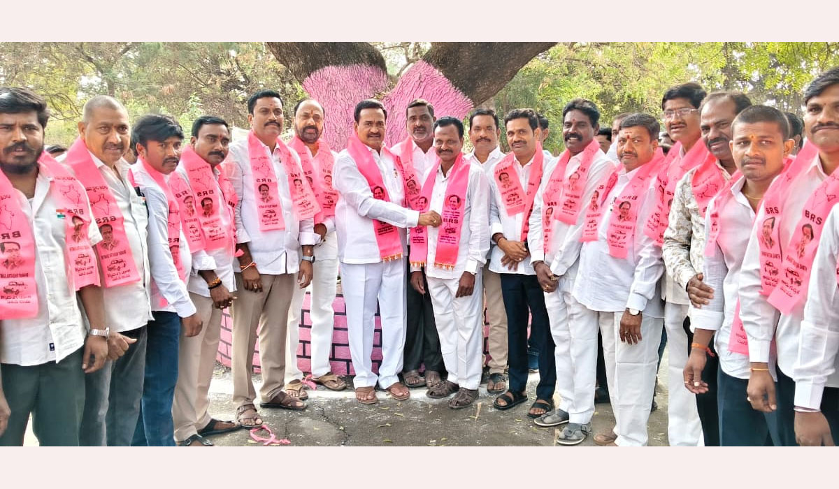 Former MLA Gampa Govardhan | కామారెడ్డిలో మాజీ ఎమ్మెల్యే గంప గోవర్ధన్‌ ఆధ్వర్యంలో బీఆర్ఎస్ లో చేరికలు