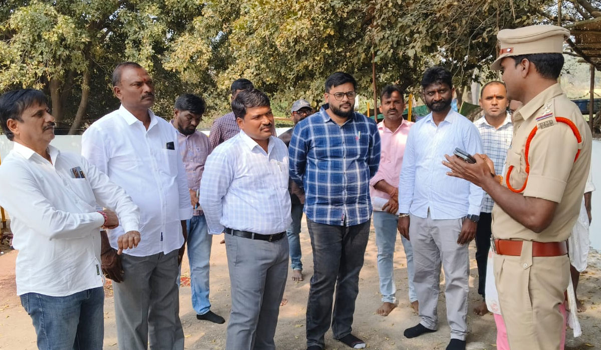 Arrangements | నీరుకుళ్ల సమ్మక్క-సారలమ్మ జాతర ఏర్పాట్లను పరిశీలించిన పెద్దపల్లి ఆర్డీవో గంగయ్య