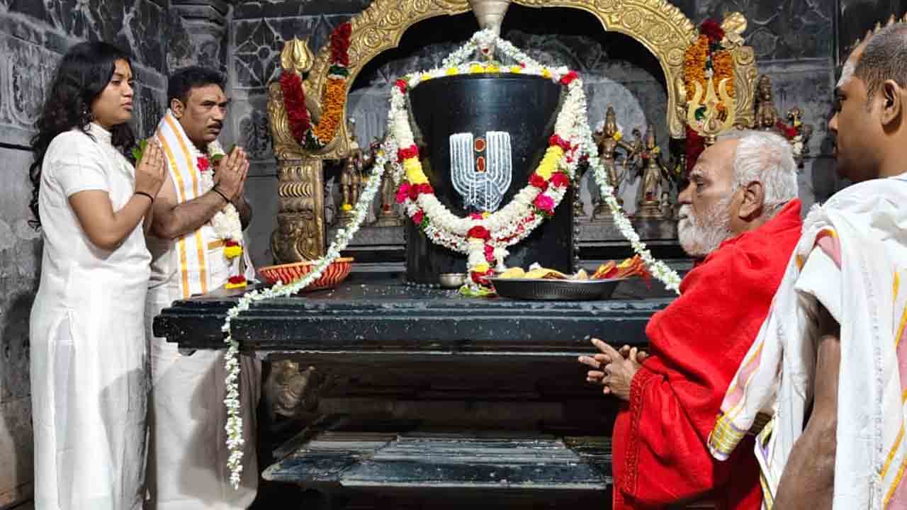 Thousand Pillar temple | వేయిస్తంభాల రుద్రేశ్వరుడిని దర్శించుకున్న జస్టిస్‌ పట్టాభిరామారావు