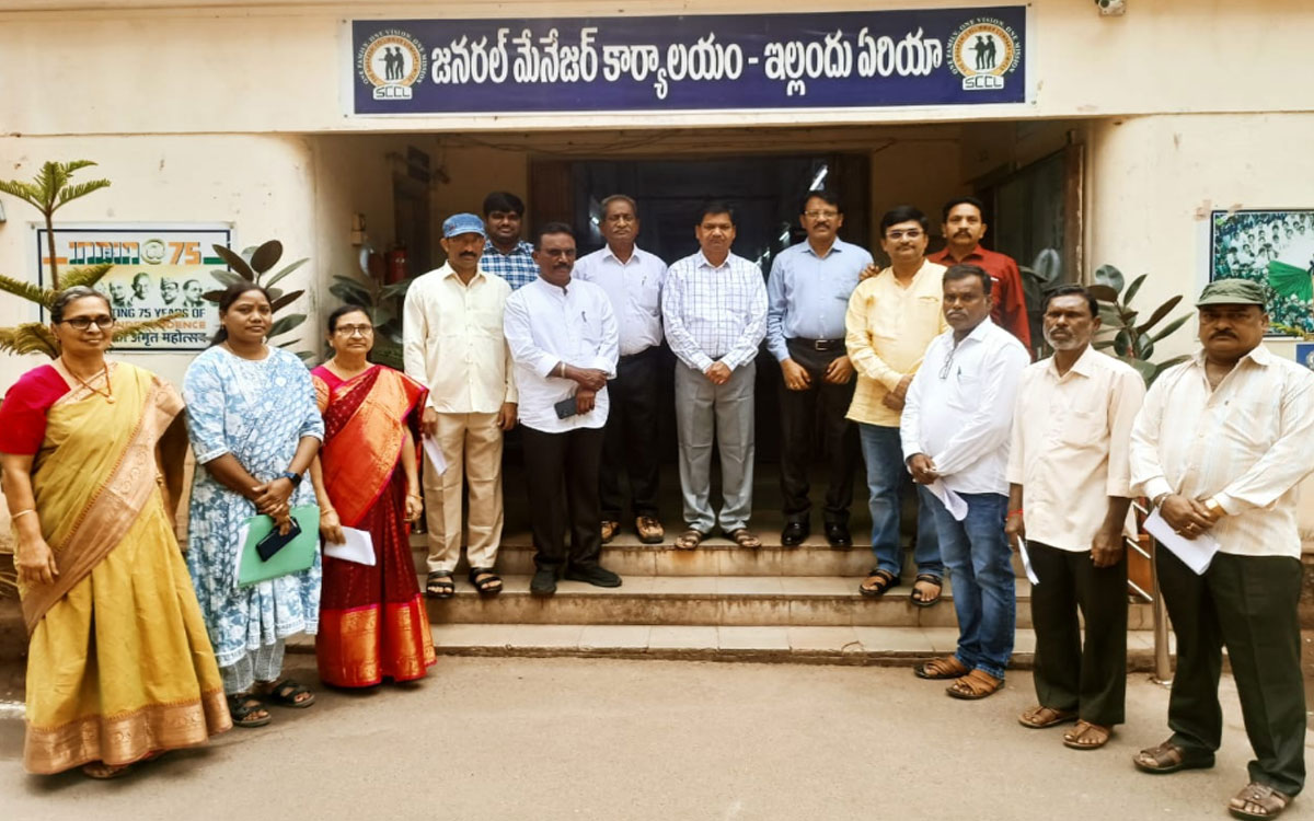 Yellandu : ఇల్లెందు సింగరేణి ఏరియాలో ప‌లువురు ఉద్యోగులకు పదోన్నతుల ఉత్తర్వులు అందజేత